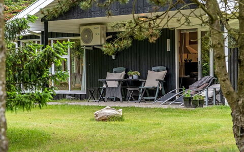 Linnea - from the Sea: Huis, Huis, Verblijf, Struik, Gazon, Tuin, Groundcover, Schaduw, Werf, Siding