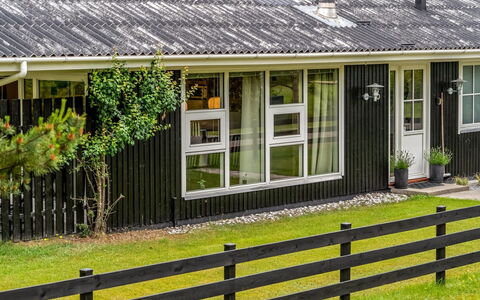 Linnea - from the Sea: Hout, Huis, Huis, Verblijf, Dak, Siding, Groundcover, Veranda, Deur, Tuin