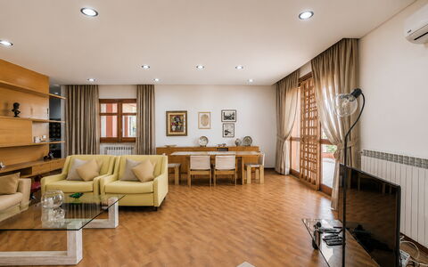 Villa Billona: Meubilair, Interieur Ontwerp, Flooring, Verdieping, Bankstel, Hout, Plafond, Kamer, Woonkamer, Tafel