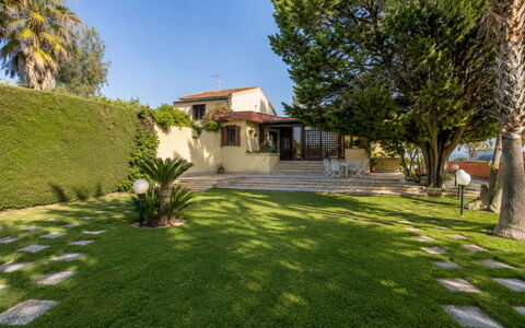 Villa Billona: Boom, Tuin, Landschap, Struik, Architectuur, Woongebied, Huis, Gazon, Land Lot