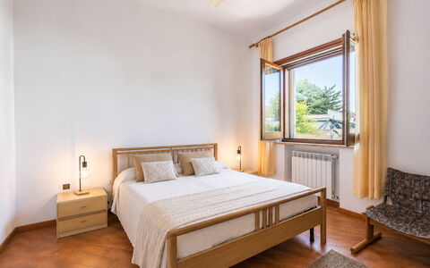 Villa Billona: Bed, Interieur Ontwerp, Slaapkamer, Bedding, Meubilair, Laken, Muur, Flooring, Kamer, Verdieping