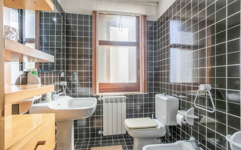 Villa Billona: Muur, Flooring, Interieur Ontwerp, Loodgieterswerkinrichting, Verdieping, Plafond, Wastafel, Badkamer, Kamer, Wastafel In De Badkamer