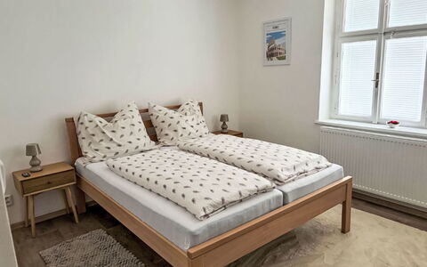 Děčín Heights: Bed, Slaapkamer, Hout, Meubilair, Bedding, Laken, Interieur Ontwerp, Textiel, Verdieping, Flooring