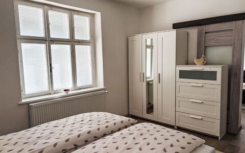 Děčín Heights: Meubilair, Bed, Slaapkamer, Interieur Ontwerp, Hout, Verdieping, Flooring, Bedding, Laken, Lade