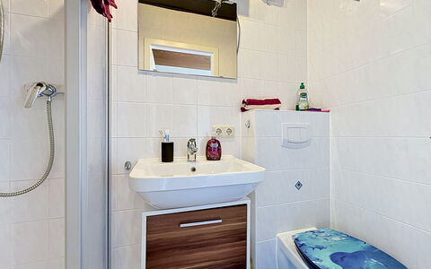 Augsburg-Diedorf 150: Badkamer, Loodgieterswerkinrichting, Toilet, Flooring, Wc Bril, Interieur Ontwerp, Verdieping, Wastafel In De Badkamer, Wastafel, Kraan