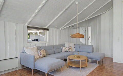 Troen - 400M from the Sea: Hout, Flooring, Interieur Ontwerp, Plafond, Verdieping, Woonkamer, Bankstel, Houten Vloer, Kamer