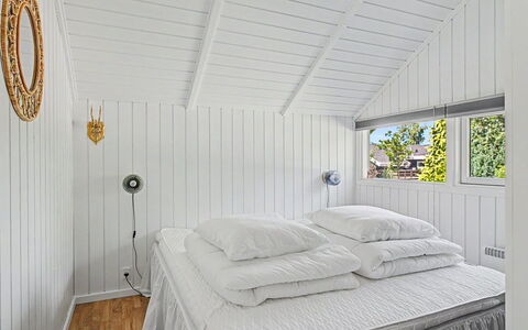 Troen - 400M from the Sea: Hout, Plafond, Interieur Ontwerp, Slaapkamer, Verdieping, Flooring, Linens, Bed, Bedding, Laken