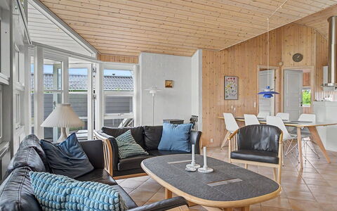 Wilma - 220M from the Sea: Hout, Flooring, Verdieping, Interieur Ontwerp, Meubilair, Plafond, Houten Vloer, Woonkamer, Huis, Bankstel