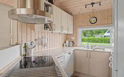Wilma - 220M from the Sea: Hout, Keuken, Countertop, Interieur Ontwerp, Flooring, Toestel Van De Keuken, Plafond, Cabinetry, Verdieping, Loodgieterswerkinrichting