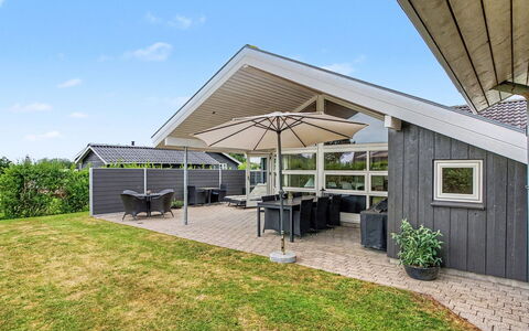 Wilma - 220M from the Sea: Dak, Huis, Deur, Schaduw, Verblijf, Landgoed, Siding, Werf, Veranda, Landscaping