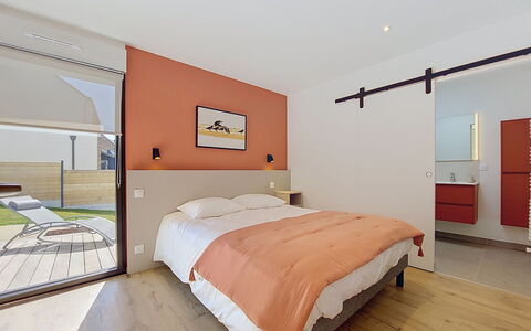4 Mouettes: Meubilair, Interieur Ontwerp, Hout, Flooring, Verdieping, Plafond, Slaapkamer, Bed, Verlichting, Kamer