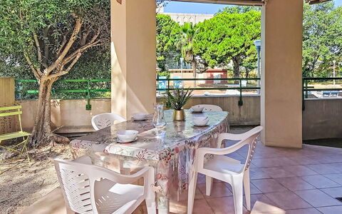Nautica: Meubilair, Verdieping, Stoel, Buitenmeubels, Buitentafel, Schaduw, Keuken En Eettafel, Balkon, Toevlucht, Patio