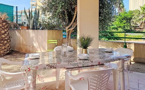Nautica: Meubilair, Stoel, Buitenmeubels, Tafel, Buitentafel, Keuken En Eettafel, Schaduw, Tuin, Patio, Restaurant