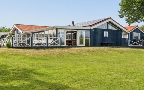 Saku - 375M from the Sea: Dak, Huis, Verblijf, Plain, Landgoed, Veranda, Schaduw, Boerderij, Gazon, Siding