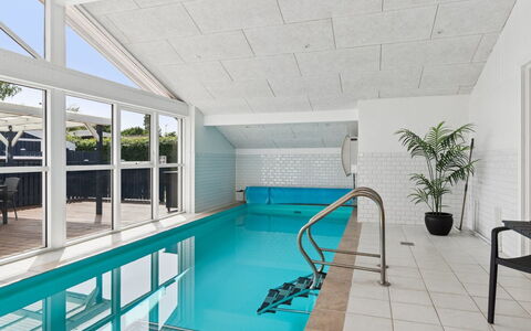 Saku - 375M from the Sea: Flooring, Zwembad, Verdieping, Toevlucht, Plafond, Ontwerp, Hotel, Stoel, Tegel, Kamerplant