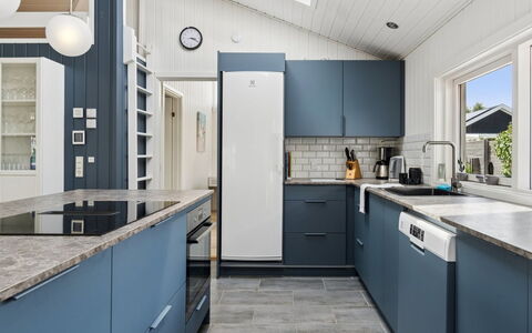 Saku - 375M from the Sea: Cabinetry, Flooring, Interieur Ontwerp, Toestel Van De Keuken, Countertop, Keuken, Meubilair, Major Appliance, Verdieping, Plafond