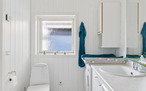 Saku - 375M from the Sea: Loodgieterswerkinrichting, Flooring, Verdieping, Wastafel, Kraan, Toilet, Loodgieter, Badkamer, Plafond, Wc Bril