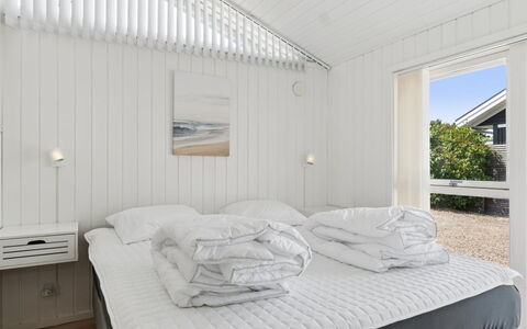 Saku - 375M from the Sea: Slaapkamer, Plafond, Bed, Bedding, Laken, Hardwood, Ontwerp, Plank, Bed Frame, Daylighting