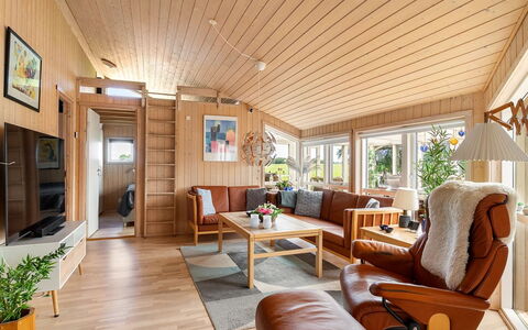 Saku - 375M from the Sea: Hout, Meubilair, Flooring, Interieur Ontwerp, Verdieping, Plafond, Houten Vloer, Bankstel, Huis, Woonkamer