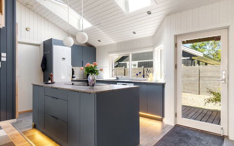 Saku - 375M from the Sea: Hout, Flooring, Interieur Ontwerp, Keuken, Plafond, Verdieping, Countertop, Houten Vloer, Toestel Van De Keuken, Cabinetry