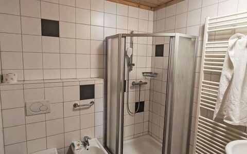 Karoline: Loodgieterswerkinrichting, Flooring, Verdieping, Interieur Ontwerp, Badkamer, Loodgieter, Wastafel In De Badkamer, Wastafel, Kraan, Kamer