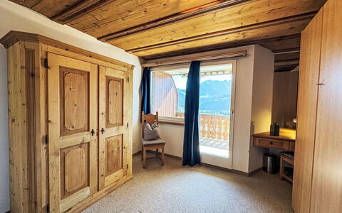 Casa sur Vitg: Hout, Kamer, Beits, Plafond, Hardwood, Multiplex, Plank, Slaapkamer, Cabinetry, Hotel