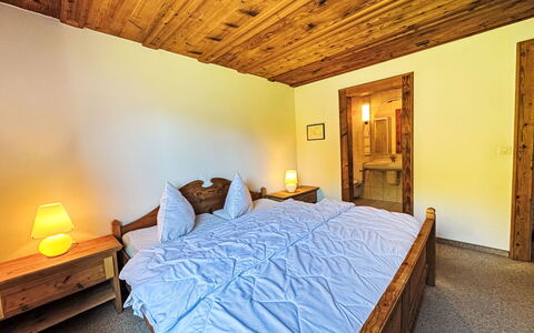 Sur Vitg: Hout, Verblijf, Hardwood, Slaapkamer, Beits, Bed Frame, Bed, Laken, Bedding, Houten Vloer