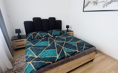 Korzo: Bed, Slaapkamer, Meubilair, Bedding, Flooring, Laken, Hout, Verdieping, Interieur Ontwerp, Linens
