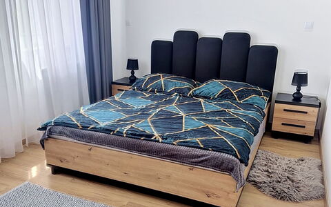 Korzo: Meubilair, Slaapkamer, Hout, Bed, Textiel, Flooring, Bedding, Bed Frame, Laken, Verdieping