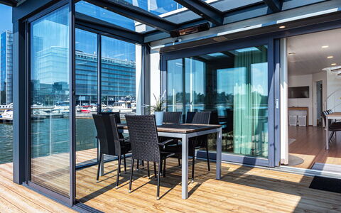 Villa Helmi: Verdieping, Flooring, Interieur Ontwerp, Glas, Appartement, Hardwood, Houten Vloer, Balkon, Dek, Commercieel Gebouw