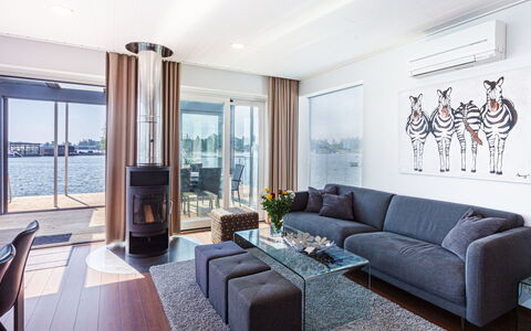 Villa Helmi: Meubilair, Interieur Ontwerp, Bankstel, Flooring, Plafond, Woonkamer, Verdieping, Huis, Verlichting, Appartement