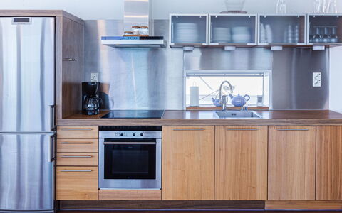 Villa Helmi: Toestel Van De Keuken, Hout, Keuken, Major Appliance, Flooring, Interieur Ontwerp, Meubilair, Countertop, Huishoudapparatuur, Cabinetry