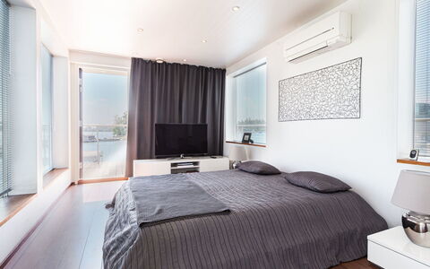 Villa Helmi: Meubilair, Bed, Interieur Ontwerp, Slaapkamer, Muur, Verdieping, Flooring, Bedding, Laken, Plafond