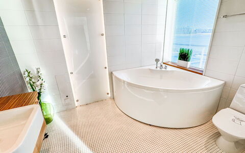 Villa Helmi: Flooring, Loodgieterswerkinrichting, Badkamer, Verdieping, Interieur Ontwerp, Loodgieter, Kraan, Tegel, Toilet, Kamer