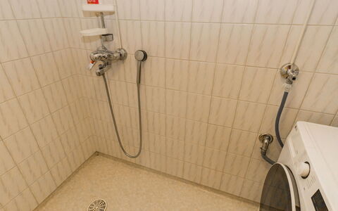 Villa Jumalvik: Flooring, Loodgieterswerkinrichting, Badkamer, Verdieping, Douchekop, Loodgieter, Douche, Douchestang, Tegel, Douchepaneel