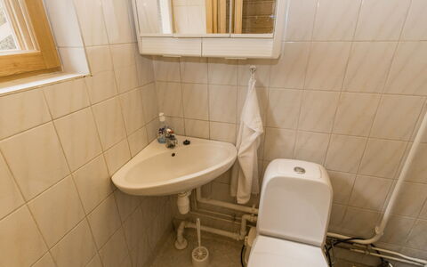 Villa Jumalvik: Wc Bril, Badkamer, Loodgieterswerkinrichting, Muur, Flooring, Toilet, Verdieping, Wastafel In De Badkamer, Wastafel, Loodgieter