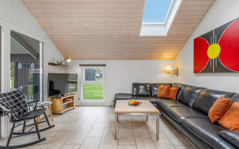 Swartebrand - 400M to the Fjord: Hout, Plafond, Flooring, Interieur Ontwerp, Verdieping, Houten Vloer, Meubilair, Woonkamer, Kamer, Bankstel