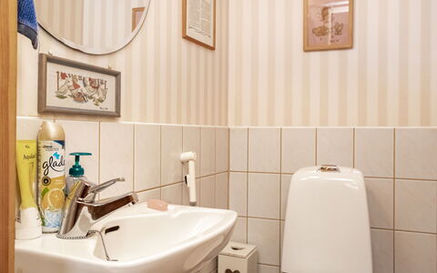 Villa Underberg: Badkamer, Loodgieterswerkinrichting, Wastafel In De Badkamer, Interieur Ontwerp, Flooring, Wastafel, Verdieping, Loodgieter, Kraan, Kamer