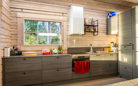 Villa Karmu: Keuken, Flooring, Hout, Countertop, Meubilair, Interieur Ontwerp, Toestel Van De Keuken, Cabinetry, Major Appliance, Verdieping