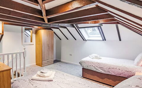 Wester Caiplich: Hout, Verdieping, Slaapkamer, Flooring, Interieur Ontwerp, Bed, Huis, Plafond, Bedding, Deur
