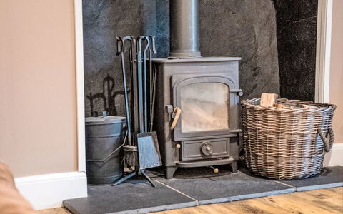 Dalnaglar Cottage: Flooring, Haard, Meubilair, Verdieping, Houtkachel, Houten Vloer, Woonkamer, Natuurlijk Materiaal, Hardwood