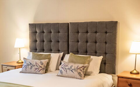 Dalnaglar Cottage: Bed, Meubilair, Bedding, Slaapkamer, Laken, Interieur Ontwerp, Linens, Hout, Kamer, Kussen Gooien