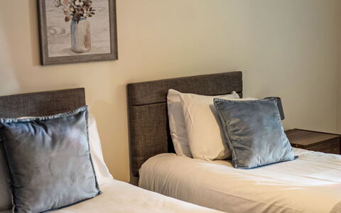 Easter Caiplich: Bed, Bedding, Slaapkamer, Laken, Interieur Ontwerp, Verdieping, Muur, Flooring, Hout, Meubilair