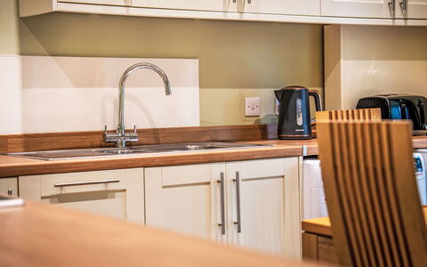 Easter Caiplich: Countertop, Keuken, Flooring, Cabinetry, Interieur Ontwerp, Hout, Toestel Van De Keuken, Meubilair, Verdieping, Major Appliance