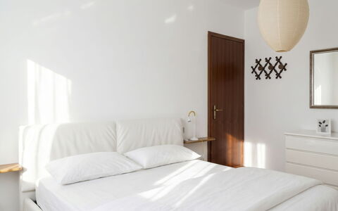 Casa Elena: Meubilair, Bed, Interieur Ontwerp, Slaapkamer, Bedding, Muur, Verdieping, Laken, Flooring, Hout