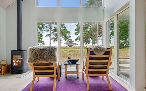 Aman - 100M from the Sea: Meubilair, Flooring, Verdieping, Interieur Ontwerp, Hout, Houten Vloer, Stoel, Plafond, Woonkamer, Huis