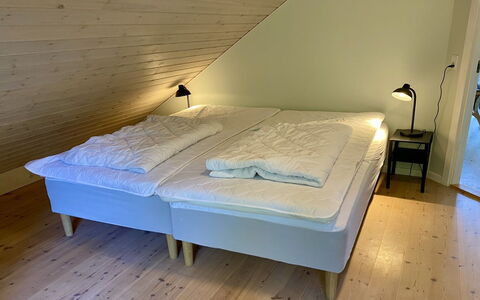 Aman - 100M from the Sea: Hout, Slaapkamer, Verdieping, Laken, Textiel, Flooring, Linens, Bed, Bedding, Interieur Ontwerp