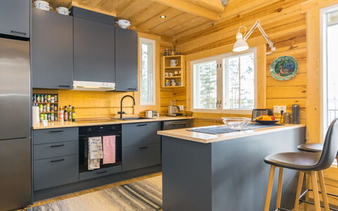 Tuulentupa: Keuken, Toestel Van De Keuken, Countertop, Interieur Ontwerp, Hout, Flooring, Meubilair, Cabinetry, Major Appliance, Plafond