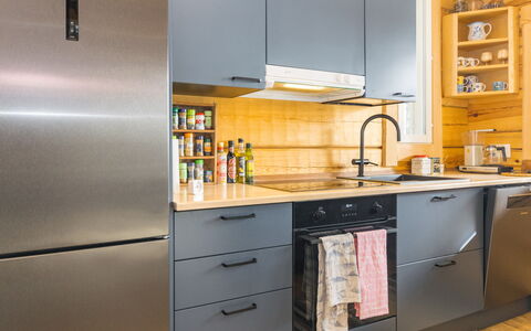Tuulentupa: Toestel Van De Keuken, Keuken, Countertop, Cabinetry, Meubilair, Major Appliance, Interieur Ontwerp, Flooring, Hout, Huishoudapparatuur