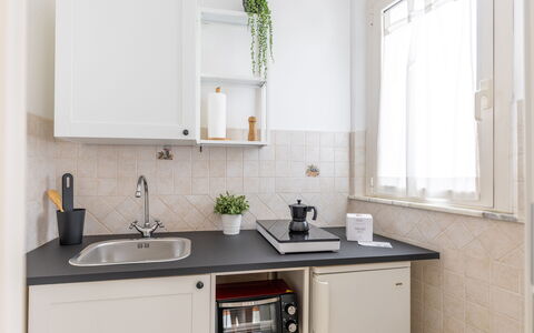 Fano Mare: Keuken, Countertop, Toestel Van De Keuken, Cabinetry, Interieur Ontwerp, Major Appliance, Meubilair, Huishoudapparatuur, Loodgieterswerkinrichting, Kraan